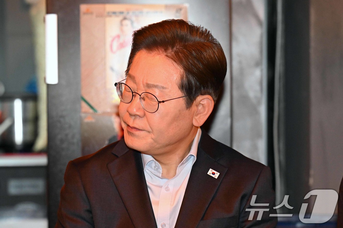 (서울=뉴스1) 이재명 기자 = 이재명 더불어민주당 대통령 후보가 1일 오후 서울 종로구 한 음식점에서 열린 '민생시리즈2' 비전형 노동자 간담회에서 생각에 잠겨 있다. (공동취재 …