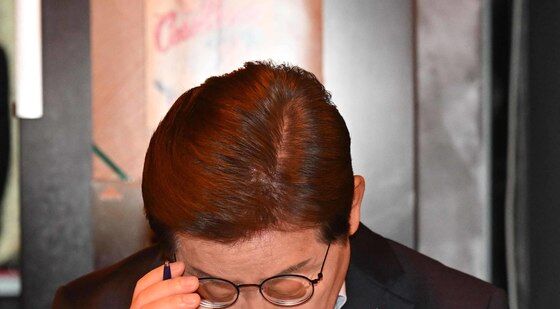 수첩 바라보는 이재명