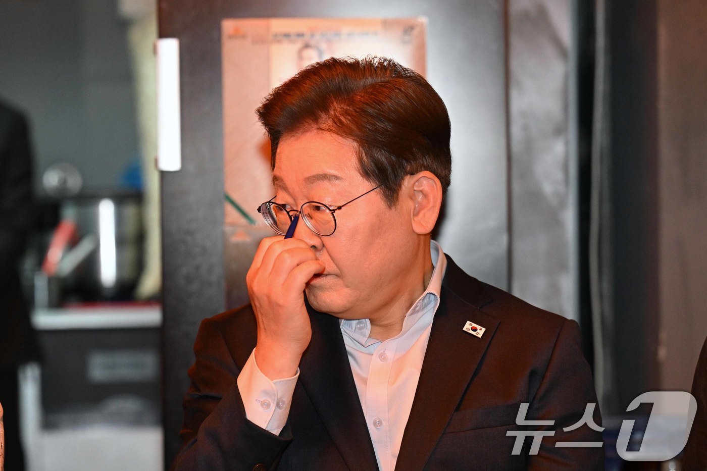 (서울=뉴스1) 이재명 기자 = 이재명 더불어민주당 대통령 후보가 1일 오후 서울 종로구 한 음식점에서 열린 '민생시리즈2' 비전형 노동자 간담회에서 참석자들의 발언을 듣고 있다. …