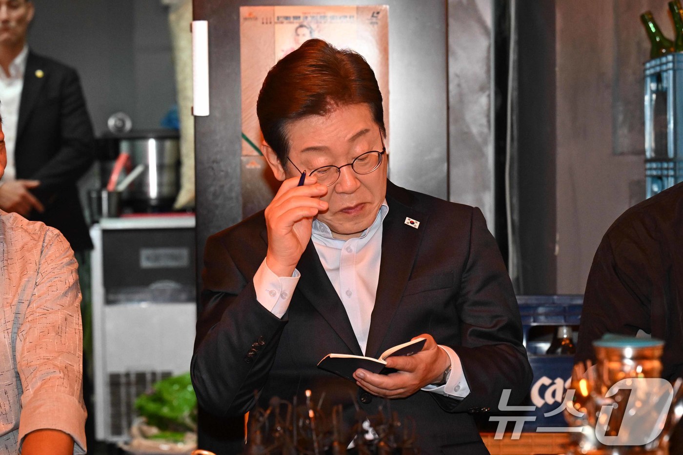 (서울=뉴스1) 이재명 기자 = 이재명 더불어민주당 대통령 후보가 1일 오후 서울 종로구 한 음식점에서 열린 '민생시리즈2' 비전형 노동자 간담회에서 수첩을 살펴보고 있다. (공동 …