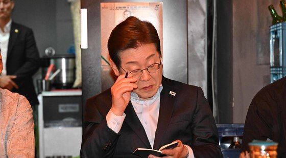 수첩 살펴보는 이재명