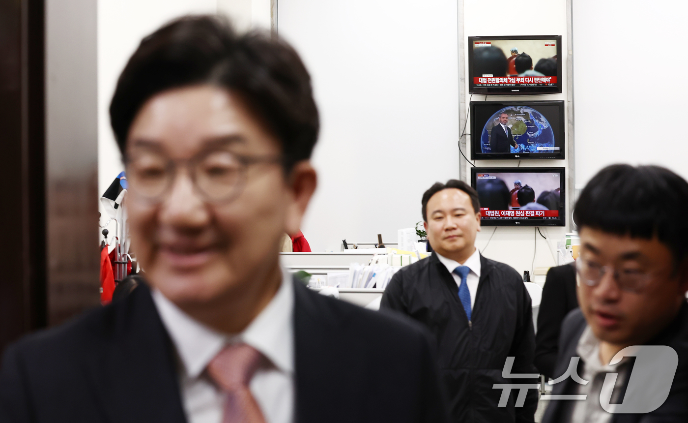 (서울=뉴스1) 김민지 기자 = 이재명 더불어민주당 대통령 후보의 공직선거법 위반 사건에 대해 대법원이 유죄 취지 파기환송 판결을 내린 가운데 1일 서울 여의도 국회에서 권성동 국 …