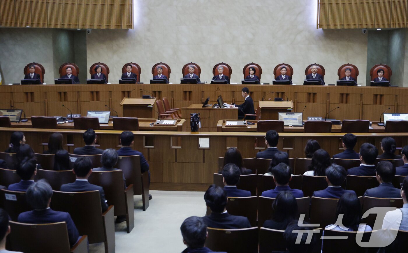 본문 이미지 - 조희대 대법원장을 비롯한 대법관들이 서울 서초구 대법원 대법정에 입장해 자리에 앉아 있다. 2025.5.01/뉴스1 ⓒ News1 사진공동취재단