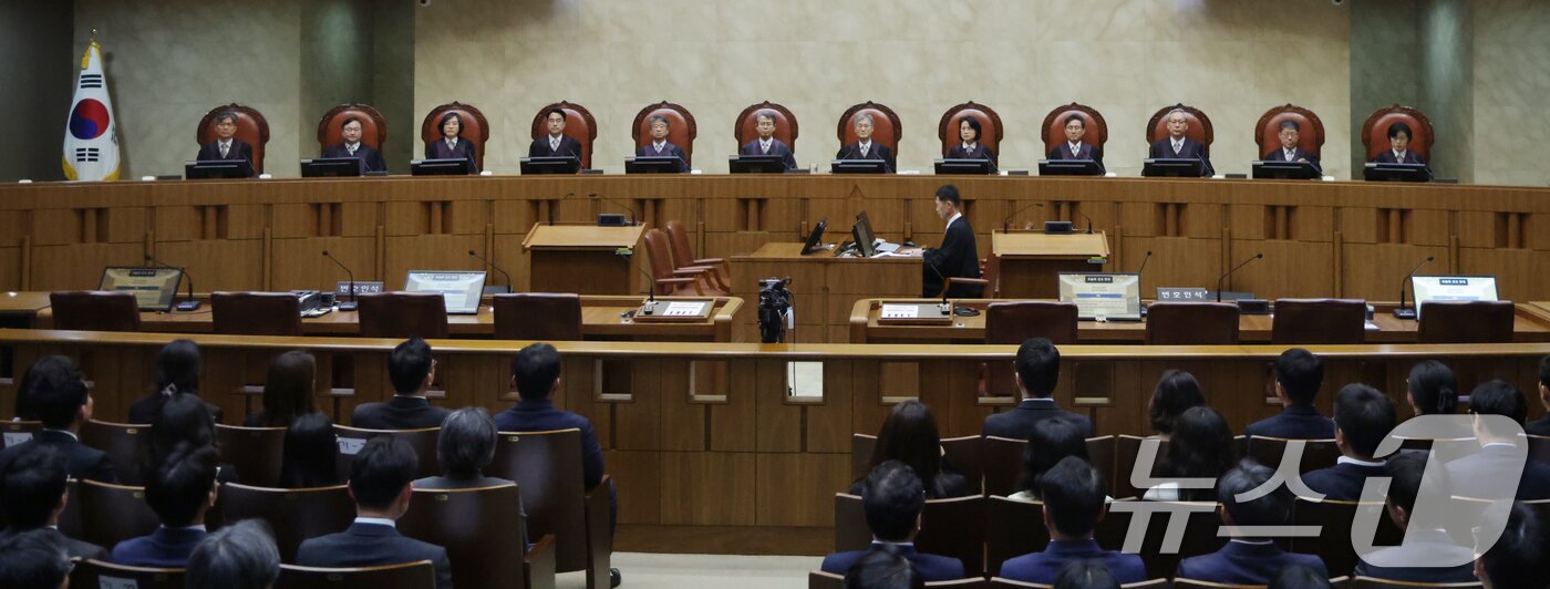 본문 이미지 - 조희대 대법원장을 비롯한 대법관들이 1일 오후 이재명 더불어민주당 대통령 후보의 공직선거법 사건 전원합의체 선고를 위해 서울 서초구 대법원 대법정에 입장해 자리에 앉아 있다. 2025.5.1/뉴스1 ⓒ News1 사진공동취재단