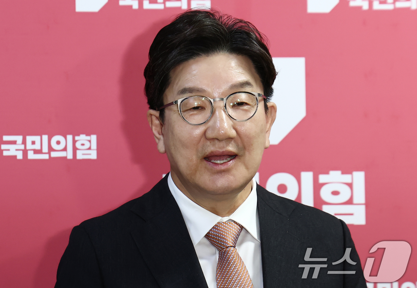 (서울=뉴스1) 김민지 기자 = 권성동 국민의힘 원내대표가 1일 서울 여의도 국회에서 이재명 더불어민주당 대통령 후보의 공직선거법 위반 사건에 대한 대법원의 유죄 취지 파기환송 판 …