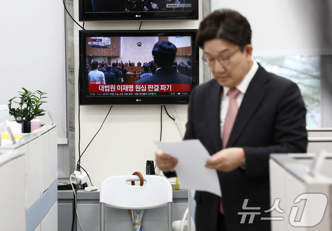 (서울=뉴스1) 김민지 기자 = 이재명 더불어민주당 대통령 후보의 공직선거법 위반 사건에 대해 대법원이 유죄 취지 파기환송 판결을 내린 가운데 1일 서울 여의도 국회에서 권성동 국 …