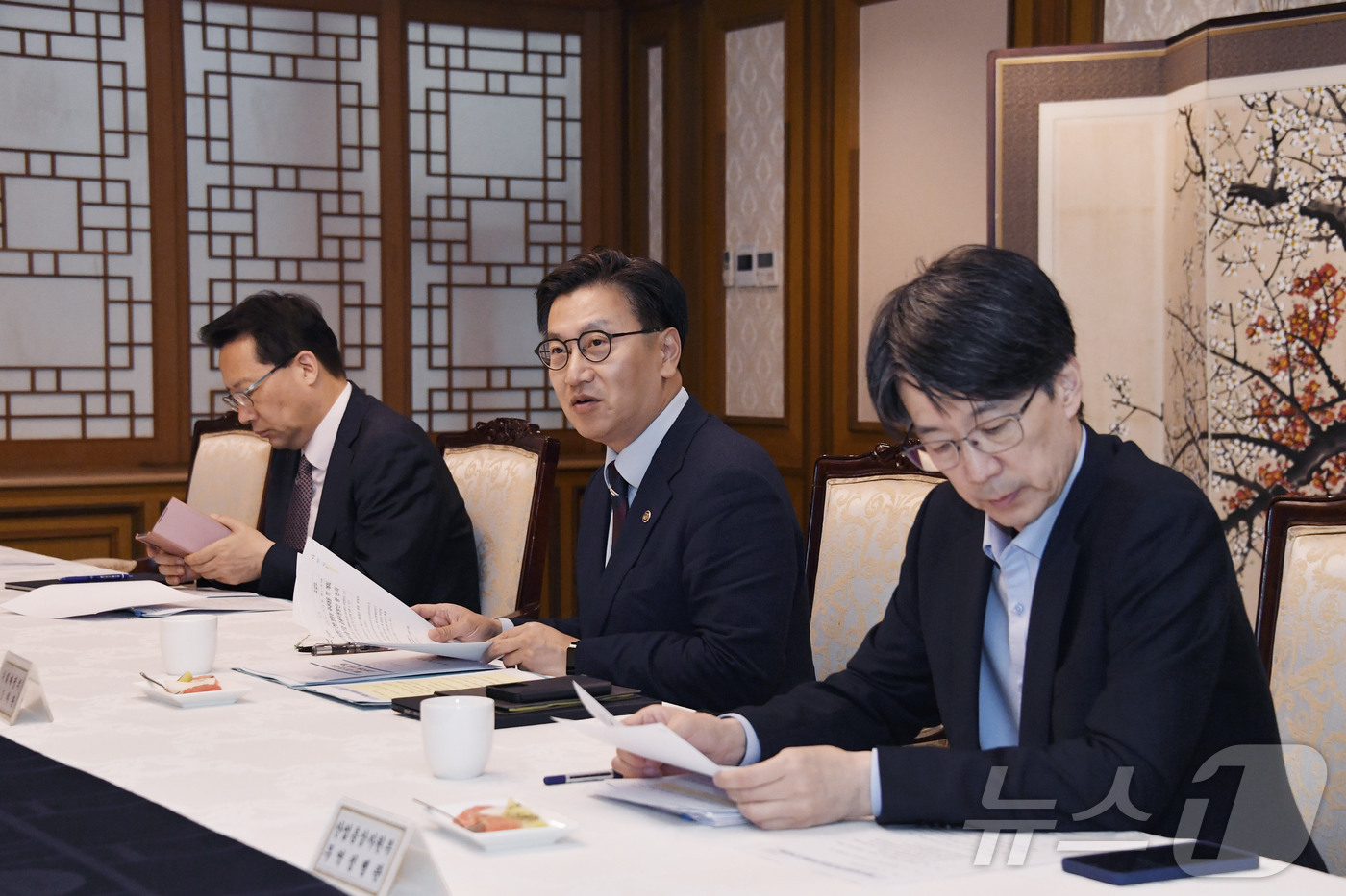 (서울=뉴스1) 사진공동취재단 = 김범석 기획재정부 차관이 1일 오후 서울 종로구 세종대로 정부서울청사에서 열린 '제3차 통상현안 관련 범정부 국내대응 전담반 회의'에서 모두 발언 …