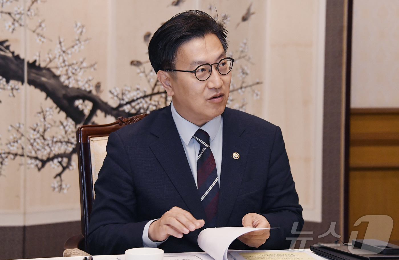 (서울=뉴스1) 사진공동취재단 = 김범석 기획재정부 차관이 1일 오후 서울 종로구 세종대로 정부서울청사에서 열린 '제3차 통상현안 관련 범정부 국내대응 전담반 회의'를 주재, 모두 …