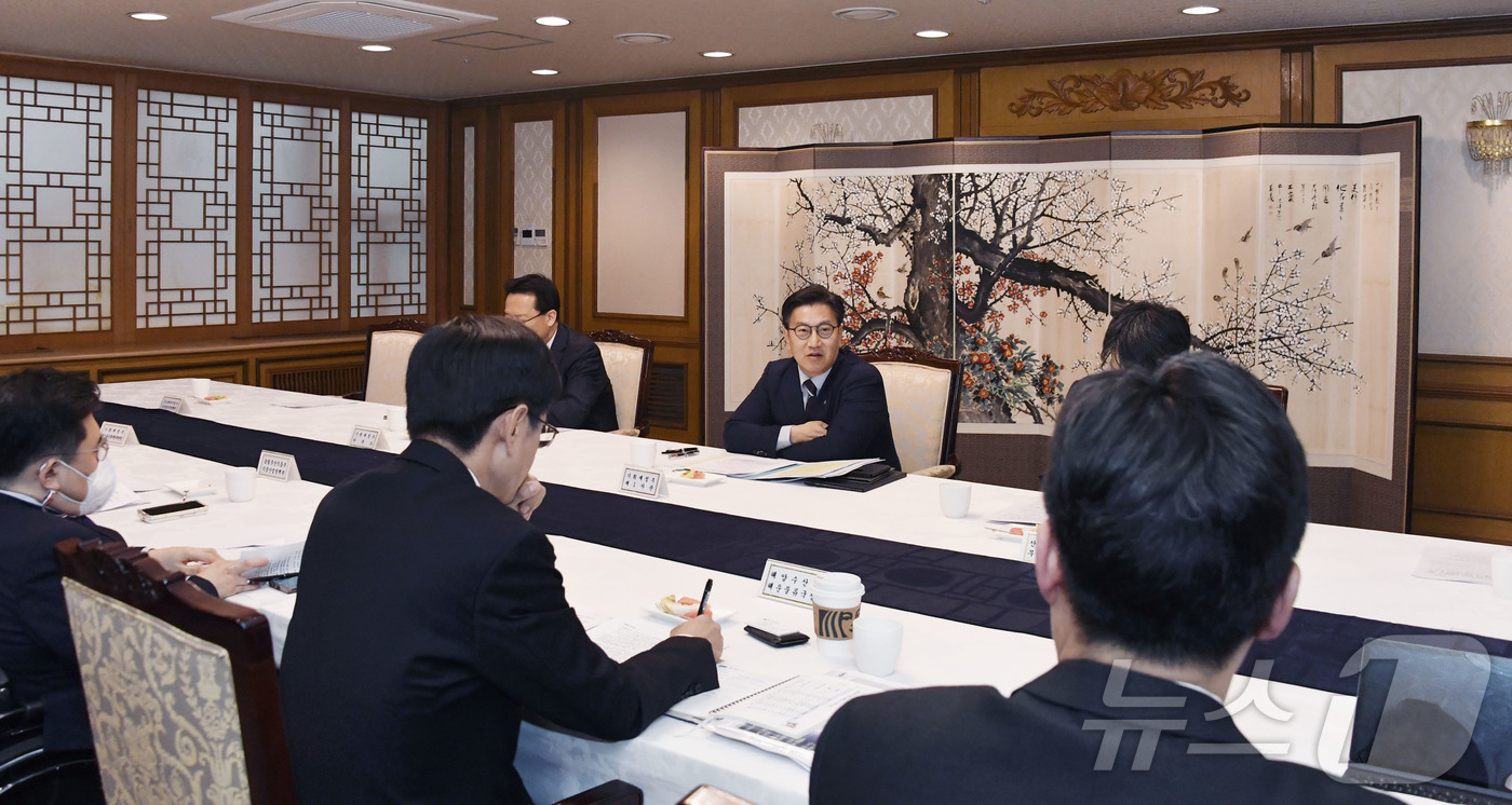 (서울=뉴스1) 사진공동취재단 = 김범석 기획재정부 차관이 1일 오후 서울 종로구 세종대로 정부서울청사에서 열린 '제3차 통상현안 관련 범정부 국내대응 전담반 회의'를 주재, 모두 …