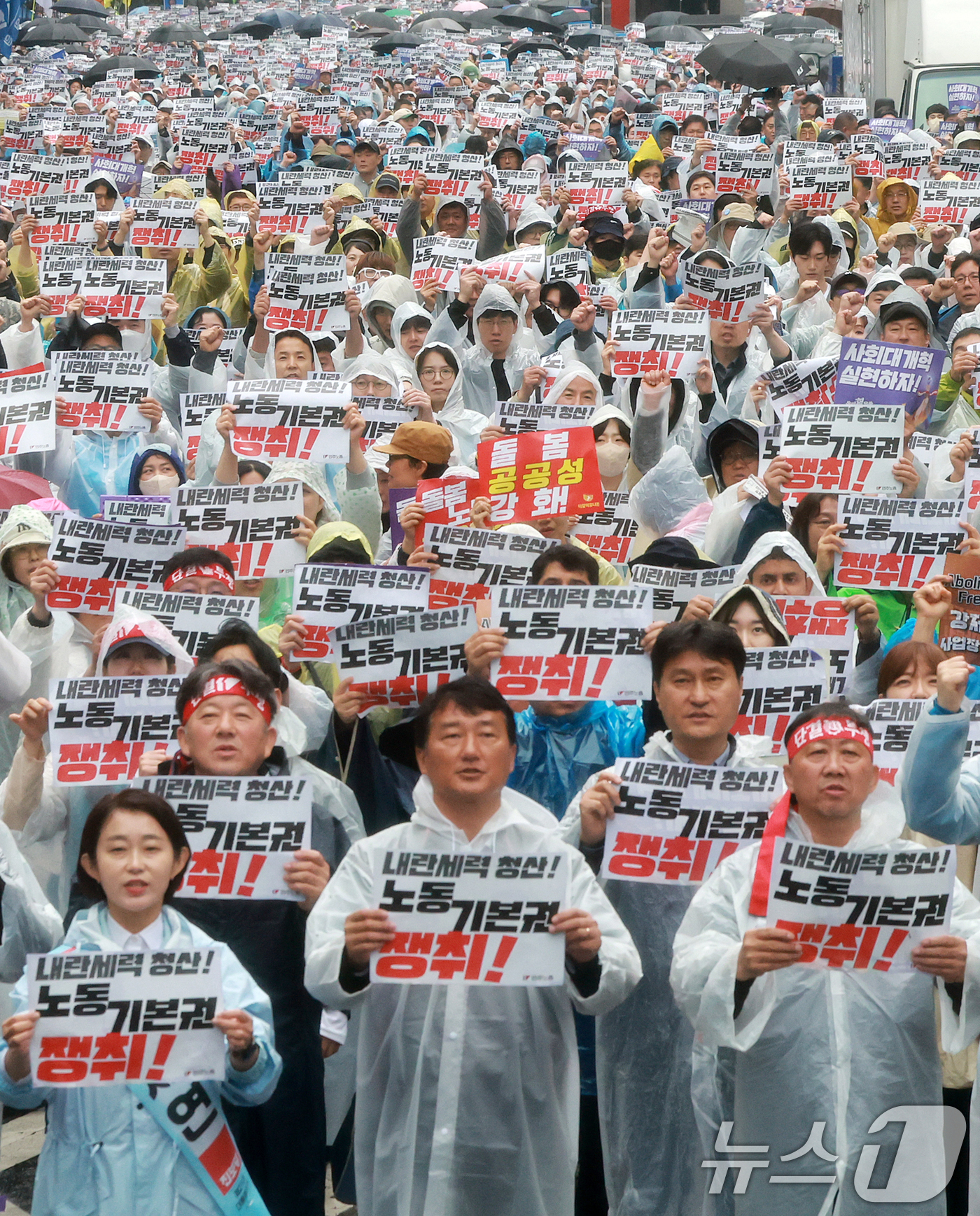 (서울=뉴스1) 김진환 기자 = 민주노총 조합원들이 1일 오후 서울 종로구 숭례문 인근에서 가진 2025 세계 노동절 대회에서 구호를 외치고 있다. 2025.5.1/뉴스1