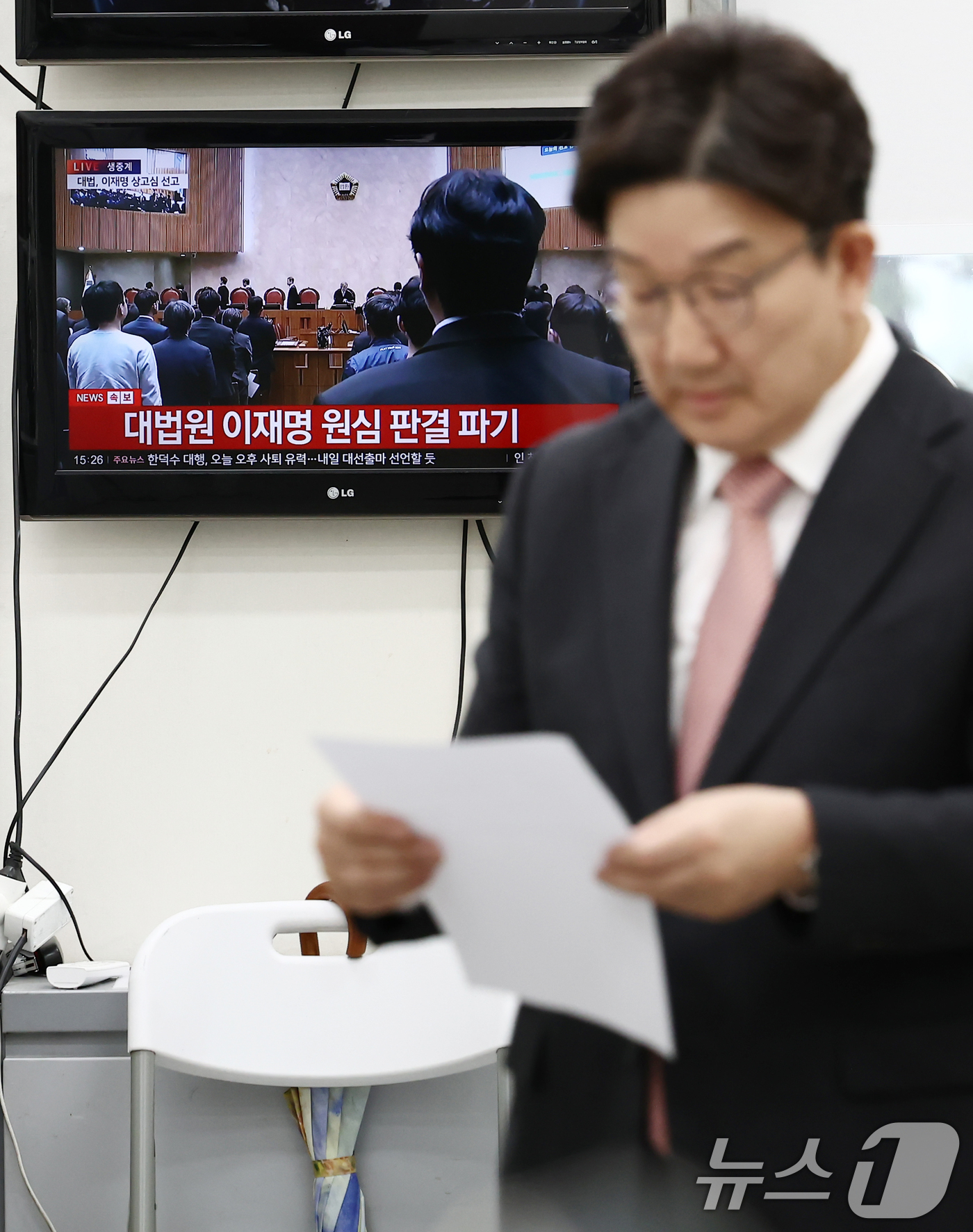 (서울=뉴스1) 김민지 기자 = 이재명 더불어민주당 대통령 후보의 공직선거법 위반 사건에 대해 대법원이 유죄 취지 파기환송 판결을 내린 가운데 1일 서울 여의도 국회에서 권성동 국 …