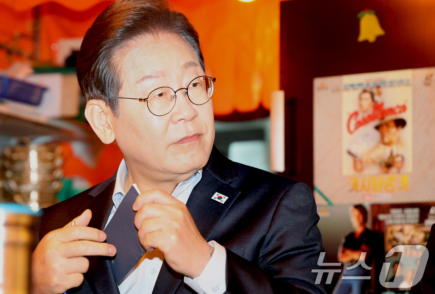 (서울=뉴스1) 이재명 기자 = 이재명 더불어민주당 대통령 후보가 1일 오후 서울 종로구 한 음식점에서 열린 '민생시리즈2' 비전형 노동자 간담회에서 수첩을 꺼내고 있다. (공동취 …