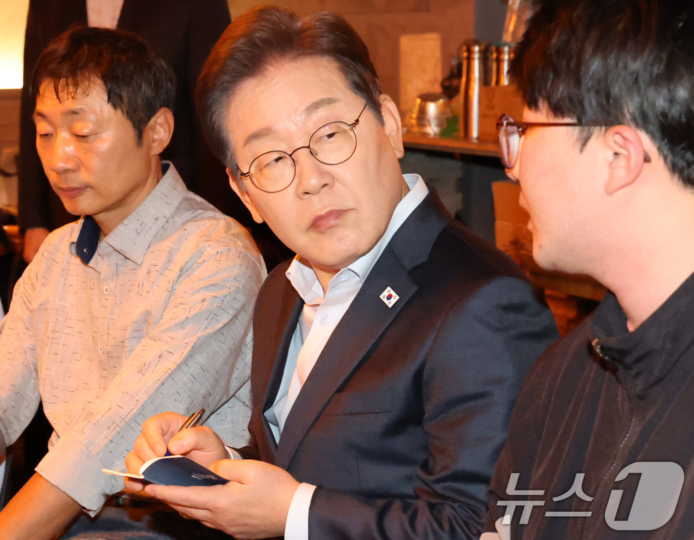 (서울=뉴스1) 이재명 기자 = 이재명 더불어민주당 대통령 후보가 1일 오후 서울 종로구 한 음식점에서 열린 '민생시리즈2' 비전형 노동자 간담회에서 참석자들의 발언을 메모하고 있 …