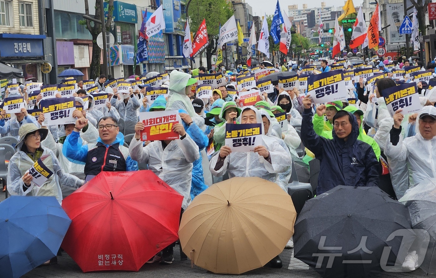 (전주=뉴스1) 신준수 기자 = 민주노총 전북본부는 근로자의 날인 1일 오후 2시께 전주시 객사에서 \'2025 세계노동절대회\'를 개최했다. 2025.5.1/뉴스1