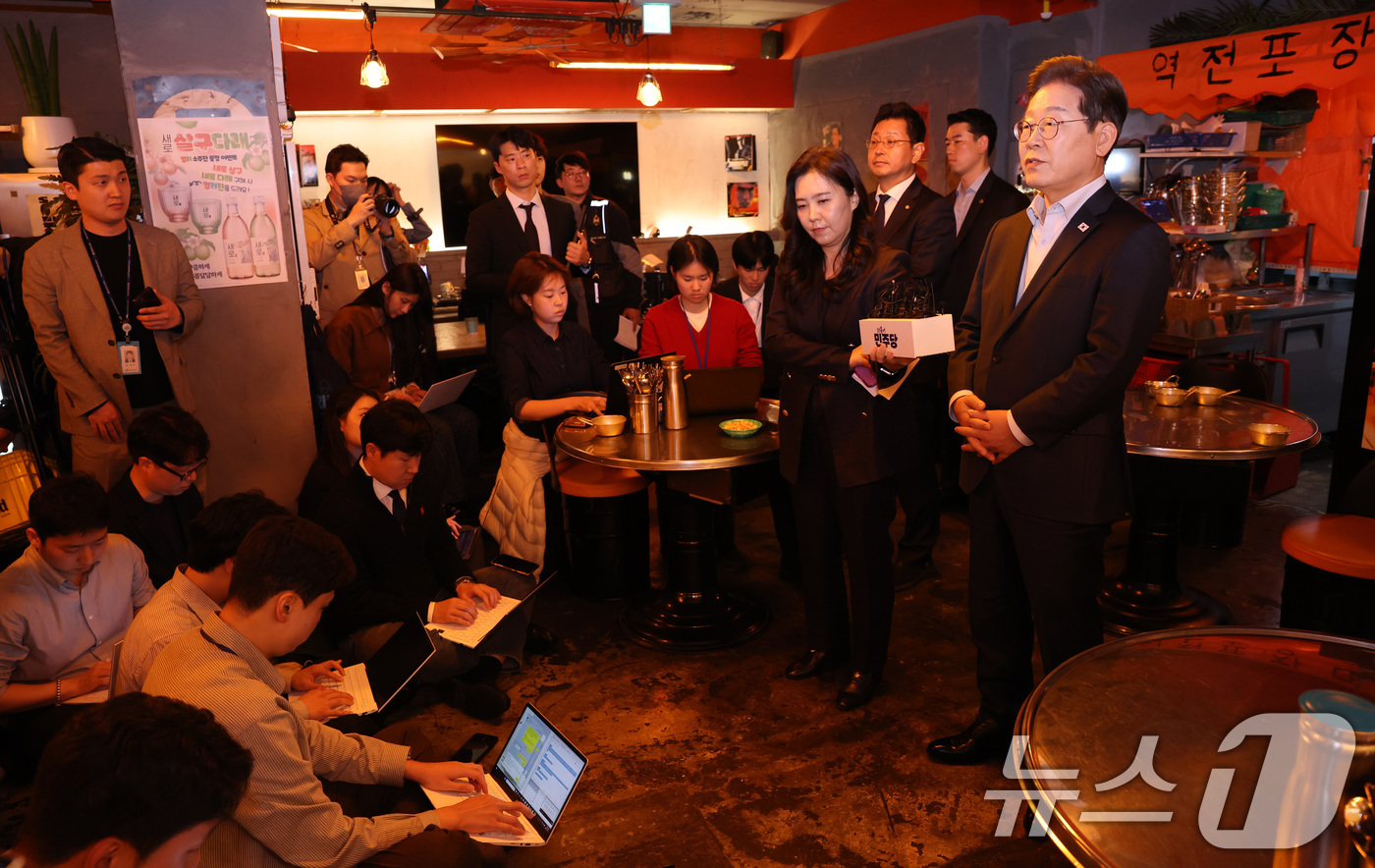 (서울=뉴스1) 이재명 기자 = 이재명 더불어민주당 대통령 후보가 1일 오후 서울 종로구 한 음식점에서 열린 '민생시리즈2' 비전형 노동자 간담회를 마친 후 공직선거법 위반과 관련 …