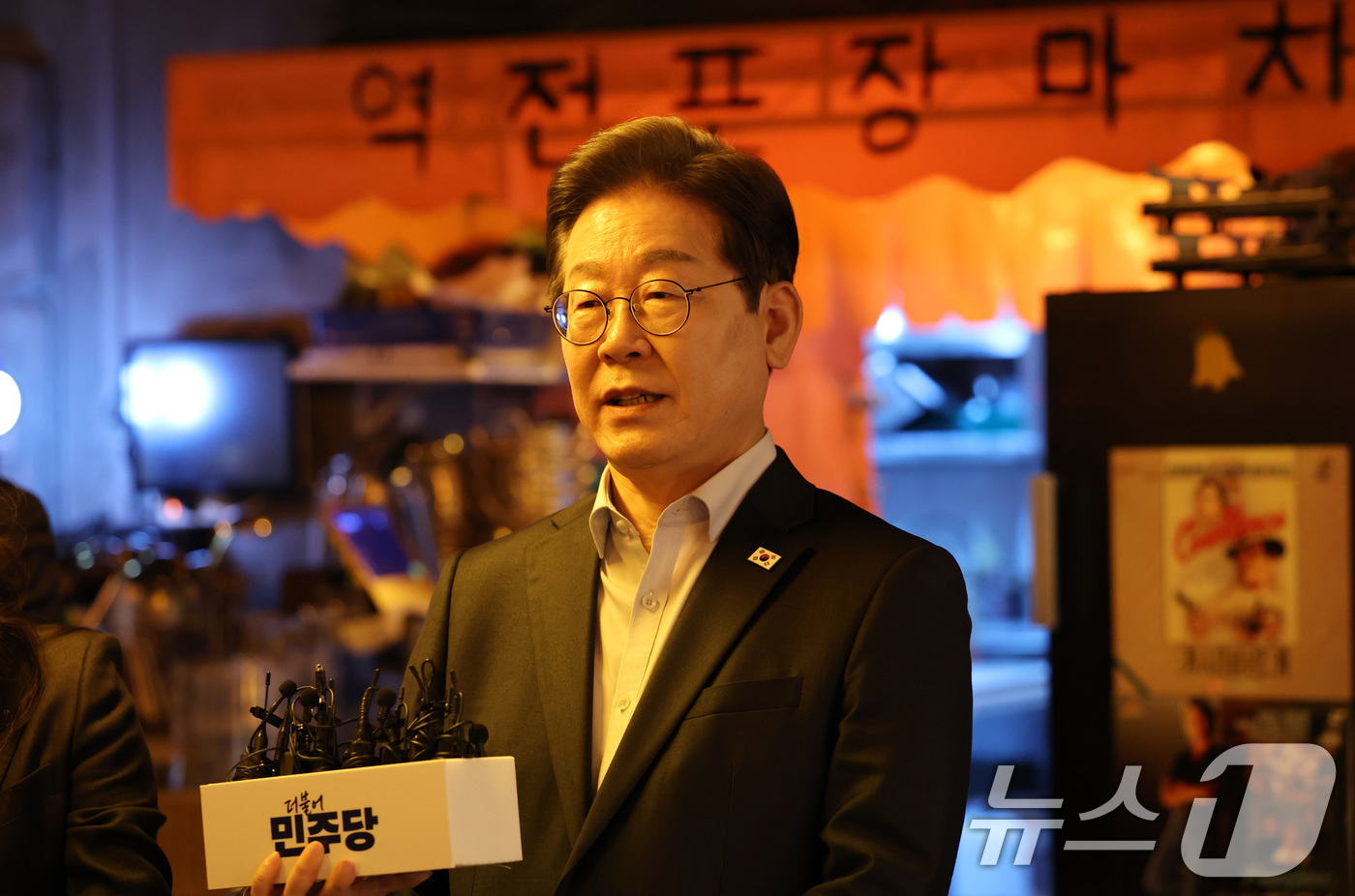 (서울=뉴스1) 이재명 기자 = 이재명 더불어민주당 대통령 후보가 1일 오후 서울 종로구 한 음식점에서 열린 '민생시리즈2' 비전형 노동자 간담회를 마친 후 공직선거법 위반과 관련 …