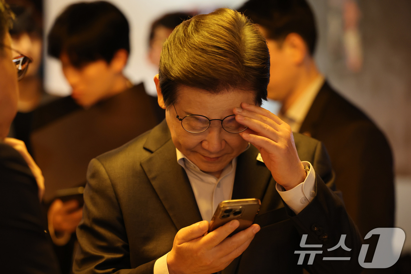 (서울=뉴스1) 이재명 기자 = 이재명 더불어민주당 대통령 후보가 1일 오후 서울 종로구 한 음식점에서 열린 '민생시리즈2' 비전형 노동자 간담회를 마친 후 스마트폰을 살펴보고 있 …