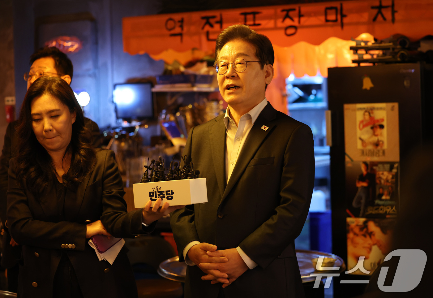 (서울=뉴스1) 이재명 기자 = 이재명 더불어민주당 대통령 후보가 1일 오후 서울 종로구 한 음식점에서 열린 '민생시리즈2' 비전형 노동자 간담회를 마친 후 공직선거법 위반과 관련 …