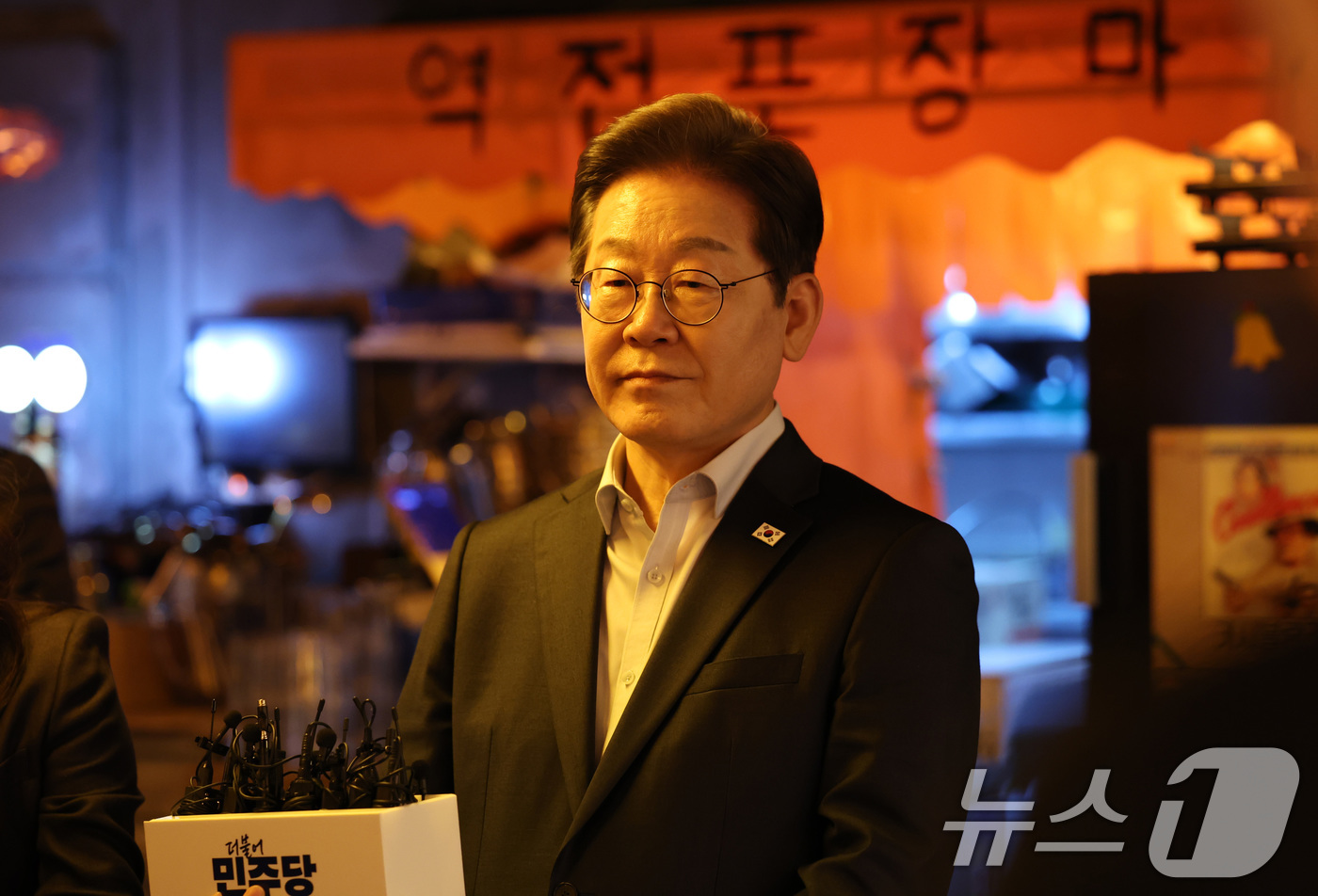 (서울=뉴스1) 이재명 기자 = 더불어민주당 이재명 대통령 후보가 노동절인 1일 오후 서울 종로구 삼일대로 한 식당에서 열린 민생시리즈2 를 마치고 대법원이 공직선거법 위반과 관련 …