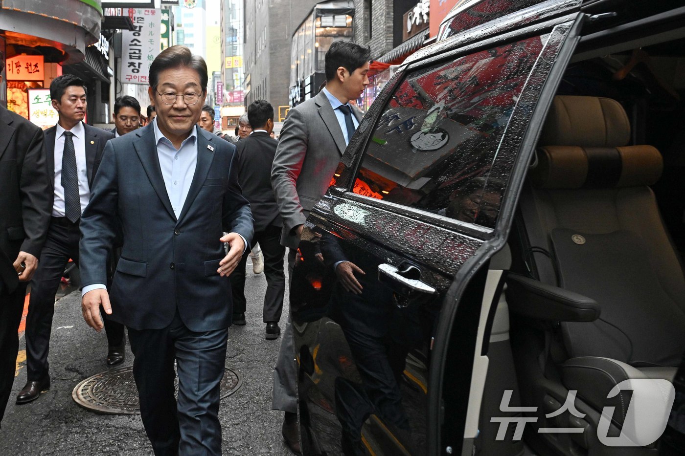 (서울=뉴스1) 이재명 기자 = 이재명 더불어민주당 대통령 후보가 1일 오후 서울 종로구 한 음식점에서 열린 '민생시리즈2' 비전형 노동자 간담회를 마친 후 차량에 탑승하고 있다. …