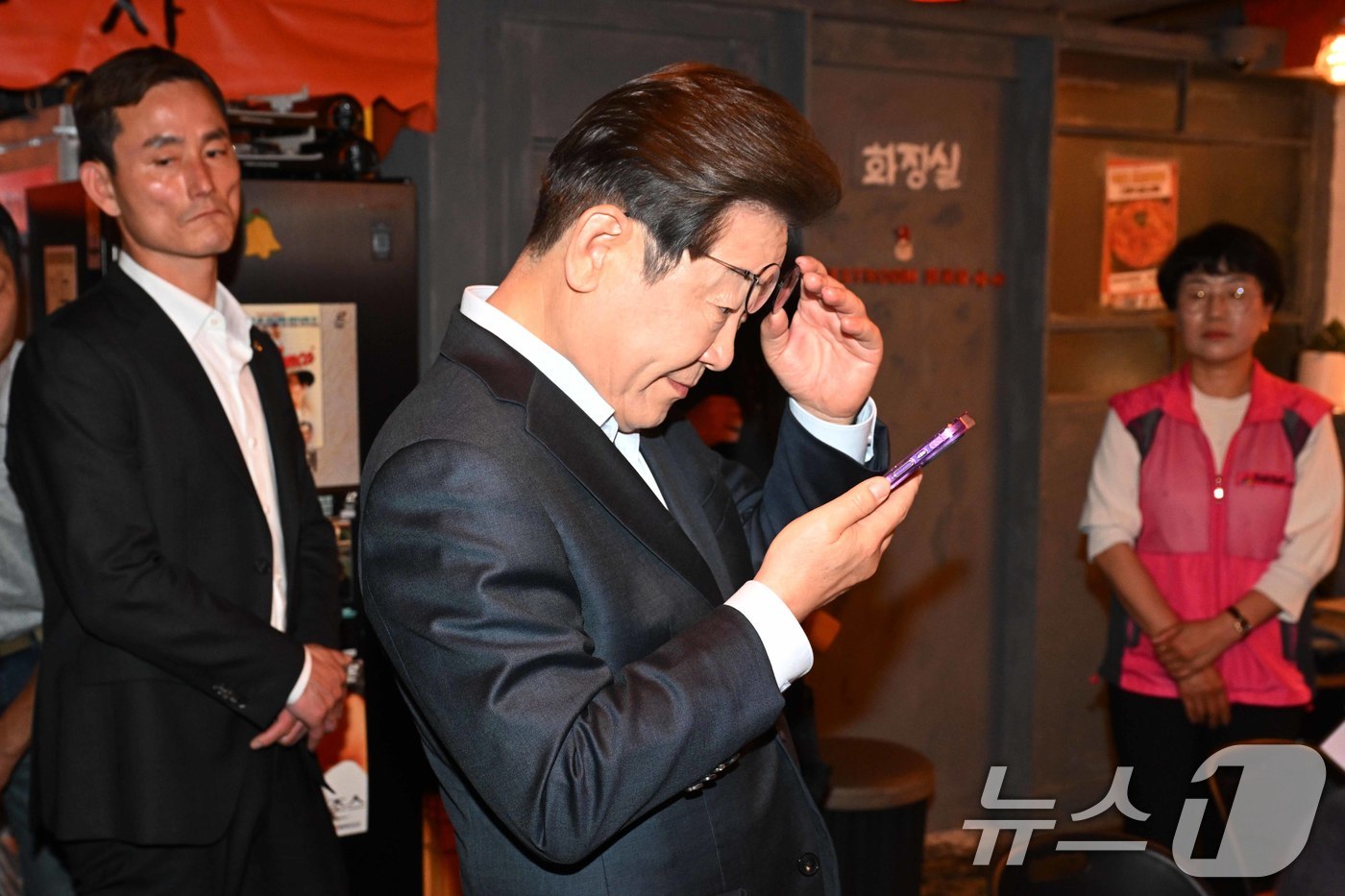 (서울=뉴스1) 이재명 기자 = 이재명 더불어민주당 대통령 후보가 1일 오후 서울 종로구 한 음식점에서 열린 '민생시리즈2' 비전형 노동자 간담회를 마친 후 스마트폰을 바라보고 있 …