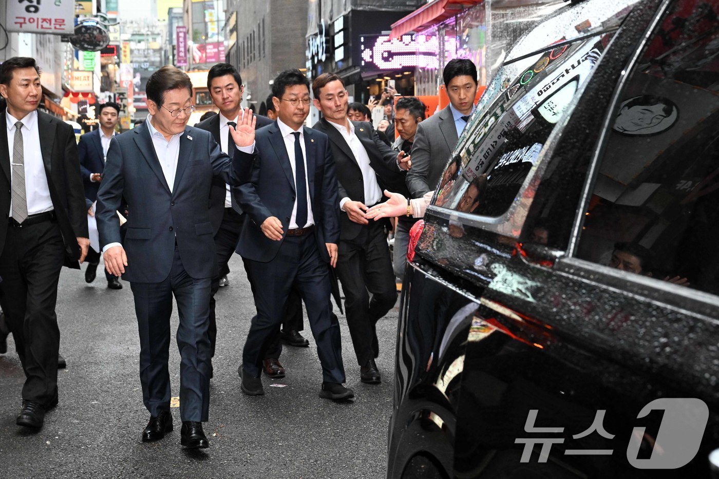 (서울=뉴스1) 이재명 기자 = 이재명 더불어민주당 대통령 후보가 1일 오후 서울 종로구 한 음식점에서 열린 '민생시리즈2' 비전형 노동자 간담회를 마친 후 차량으로 향하고 있다. …