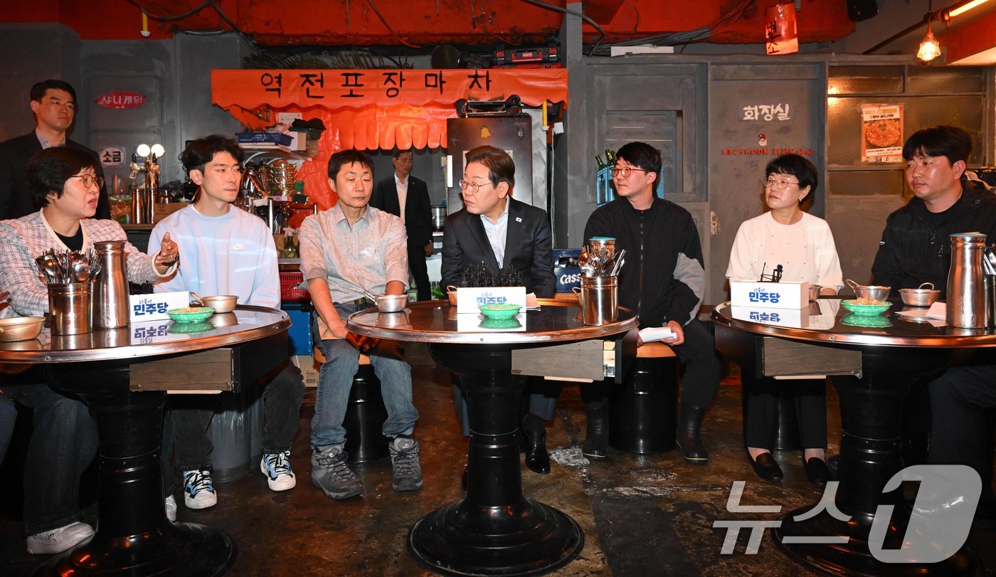 (서울=뉴스1) 이재명 기자 = 이재명 더불어민주당 대통령 후보가 1일 오후 서울 종로구 한 음식점에서 열린 '민생시리즈2' 비전형 노동자 간담회에서 노동자들의 발언을 듣고 있다. …