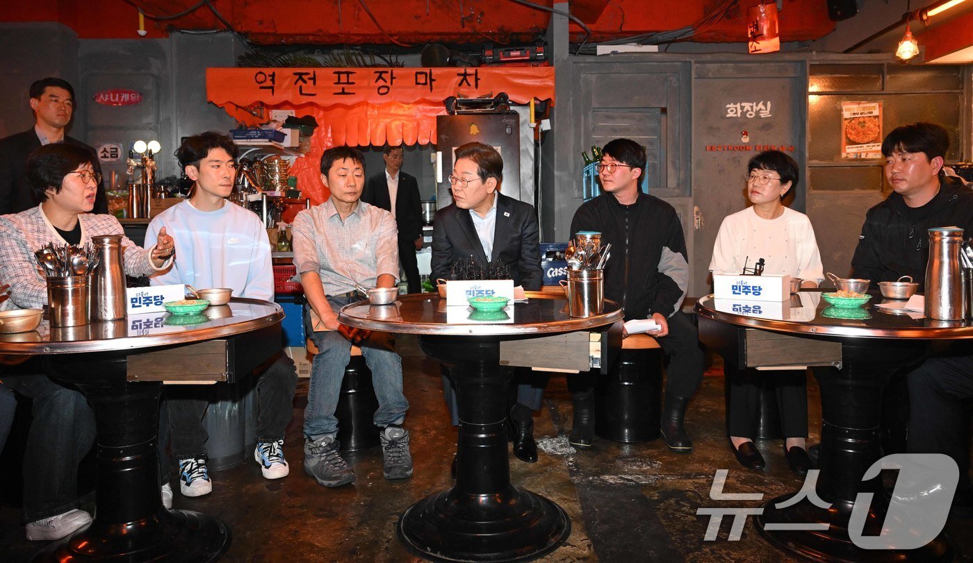 본문 이미지 - 지난달 이재명 당시 더불어민주당 대통령 후보가 서울 종로구 한 음식점에서 열린 &#39;민생시리즈2&#39; 비전형 노동자 간담회에서 노동자들의 발언을 듣고 있다. &#40;공동취재&#41; 2025.5.1/뉴스1 ⓒ News1 이재명 기자