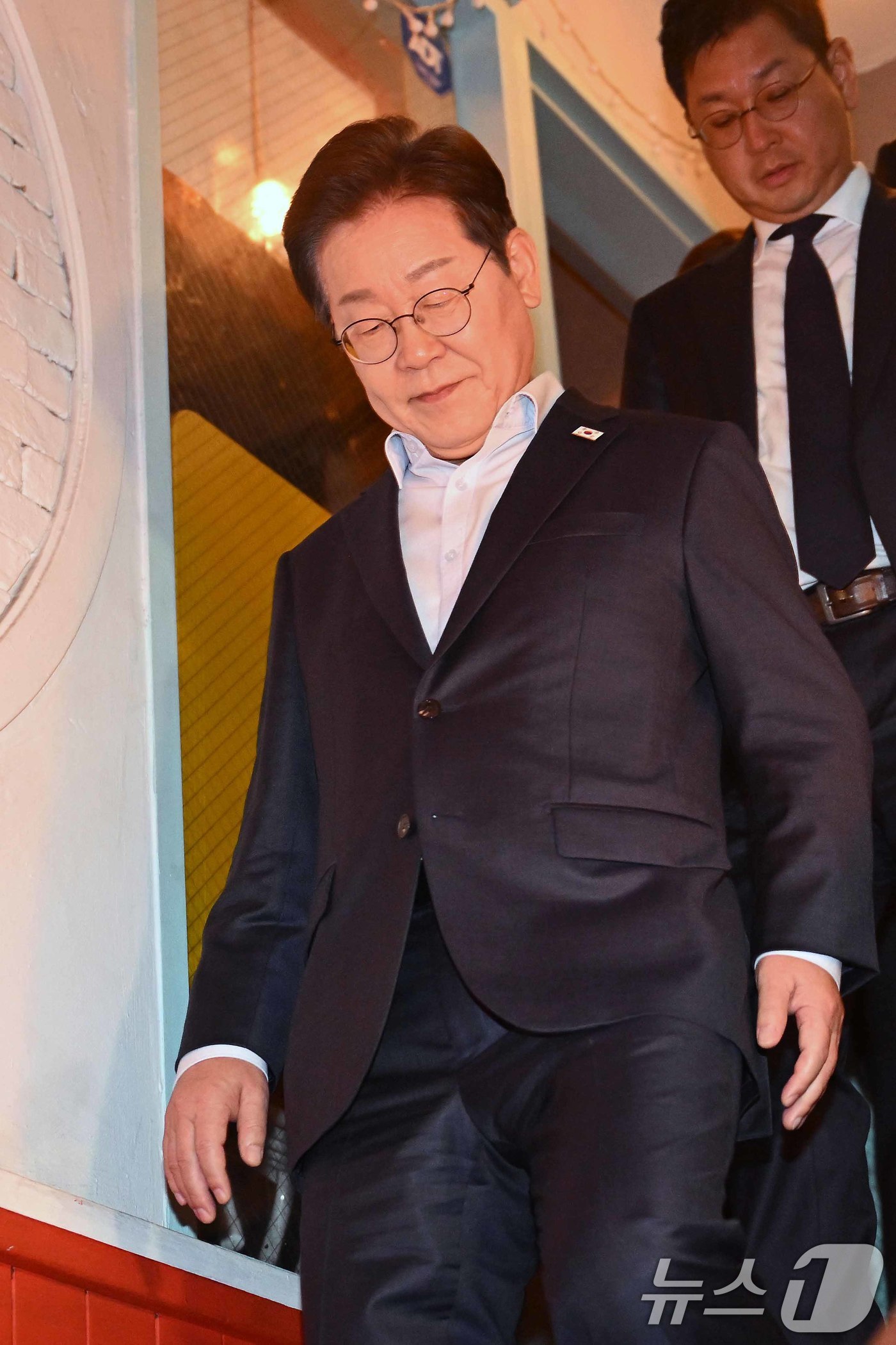 (서울=뉴스1) 이재명 기자 = 이재명 더불어민주당 대통령 후보가 1일 오후 서울 종로구 한 음식점에서 열린 '민생시리즈2' 비전형 노동자 간담회를 마친 후 차량으로 향하고 있다. …