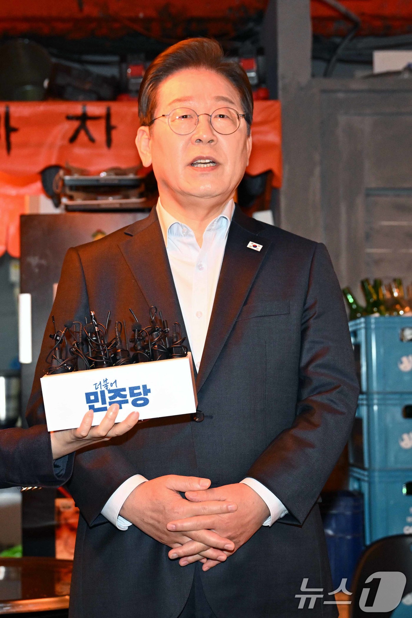 (서울=뉴스1) 이재명 기자 = 이재명 더불어민주당 대통령 후보가 1일 오후 서울 종로구 한 음식점에서 열린 '민생시리즈2' 비전형 노동자 간담회를 마친 후 대법원 판결에 대한 입 …