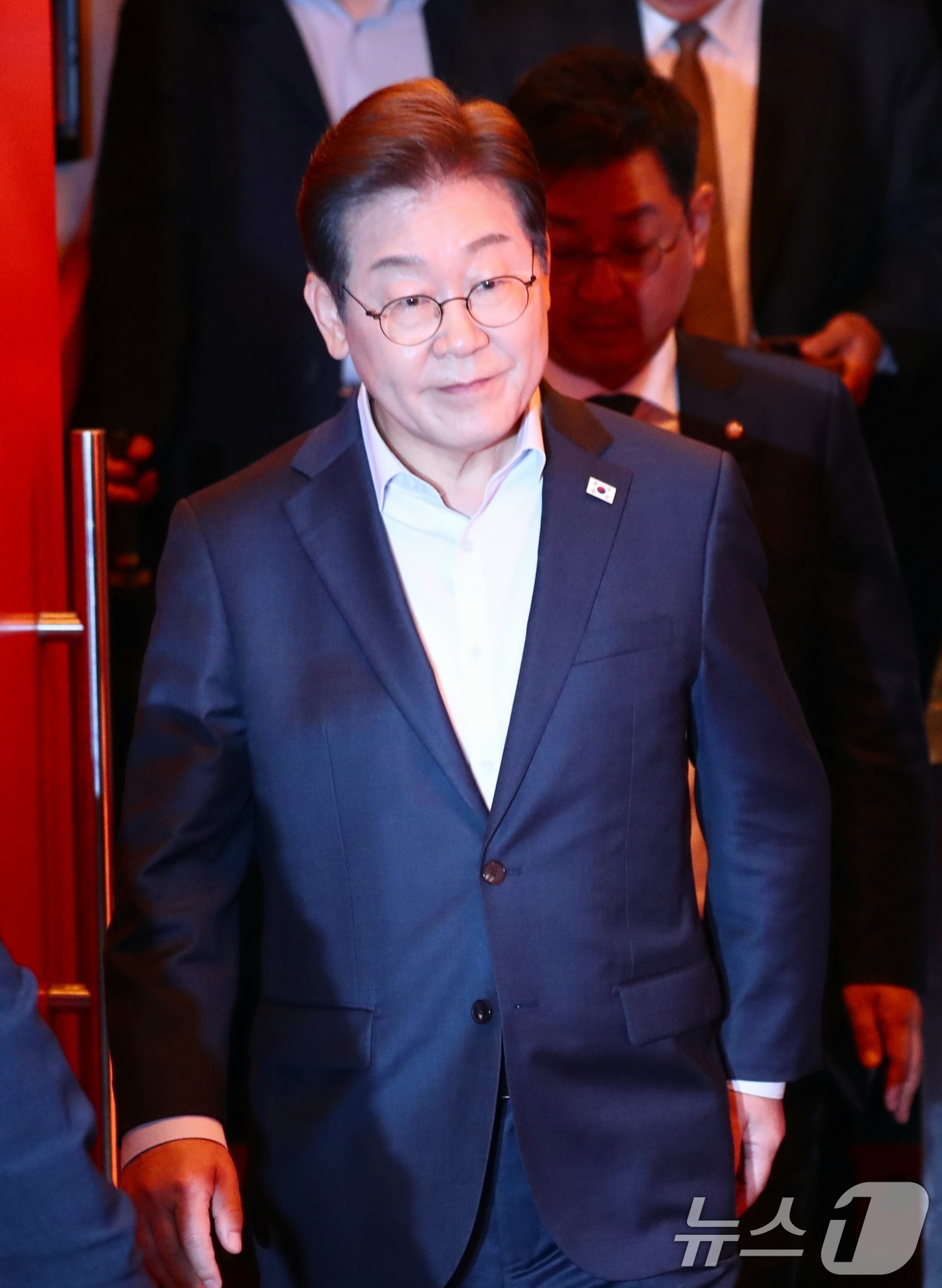 (서울=뉴스1) 이재명 기자 = 이재명 더불어민주당 대통령 후보가 1일 오후 서울 종로구 한 음식점에서 열린 '민생시리즈2' 비전형 노동자 간담회를 마친 후 차량으로 향하고 있다. …