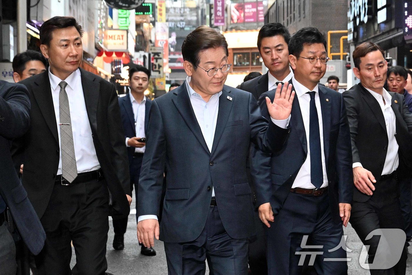 (서울=뉴스1) 이재명 기자 = 이재명 더불어민주당 대통령 후보가 1일 오후 서울 종로구 한 음식점에서 열린 '민생시리즈2' 비전형 노동자 간담회를 마친 후 차량으로 향하고 있다. …