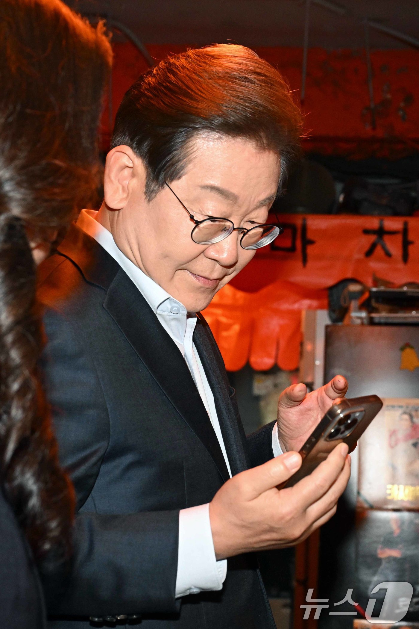 (서울=뉴스1) 이재명 기자 = 이재명 더불어민주당 대통령 후보가 1일 오후 서울 종로구 한 음식점에서 열린 '민생시리즈2' 비전형 노동자 간담회를 마친 후 스마트폰을 바라보고 있 …