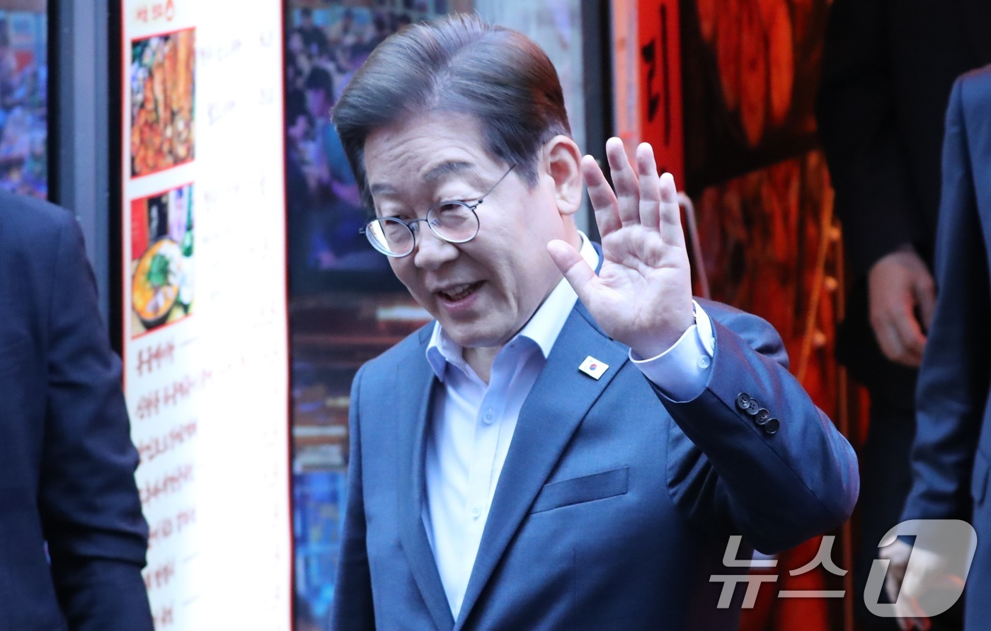 (서울=뉴스1) 이재명 기자 = 이재명 더불어민주당 대통령 후보가 1일 오후 서울 종로구 한 음식점에서 열린 '민생시리즈2' 비전형 노동자 간담회를 마친 후 차량으로 향하고 있다. …