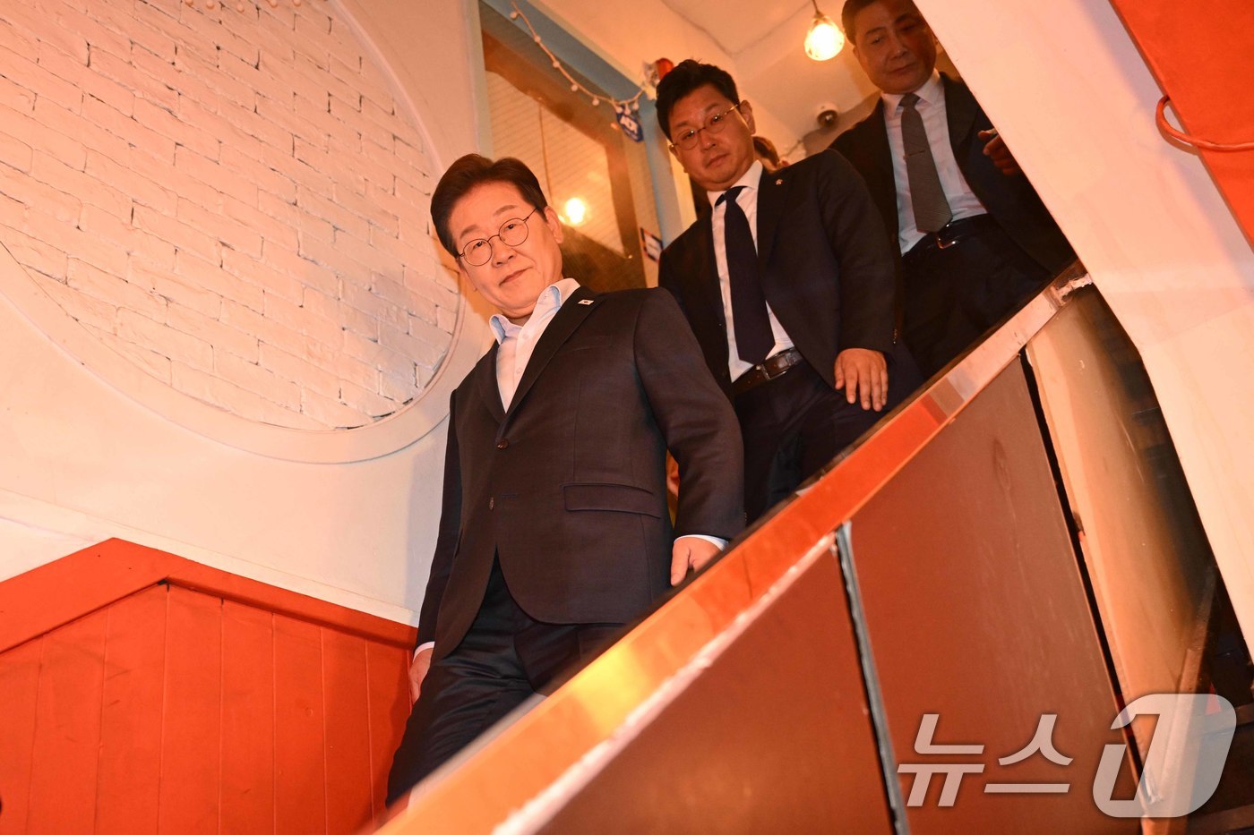 (서울=뉴스1) 이재명 기자 = 이재명 더불어민주당 대통령 후보가 1일 오후 서울 종로구 한 음식점에서 열린 '민생시리즈2' 비전형 노동자 간담회를 마친 후 차량으로 향하고 있다. …