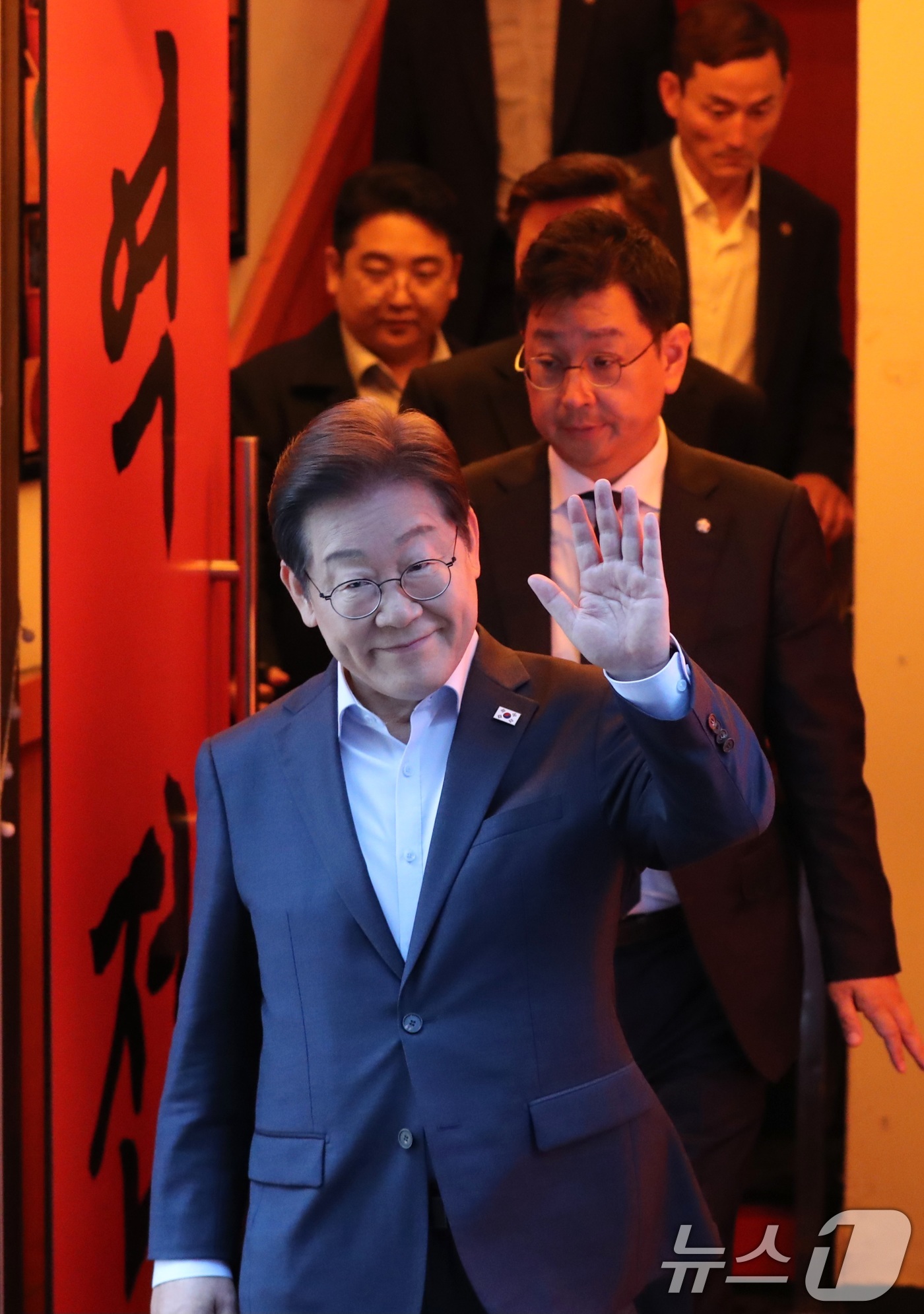 (서울=뉴스1) 이재명 기자 = 이재명 더불어민주당 대통령 후보가 1일 오후 서울 종로구 한 음식점에서 열린 '민생시리즈2' 비전형 노동자 간담회를 마친 후 차량으로 향하고 있다. …