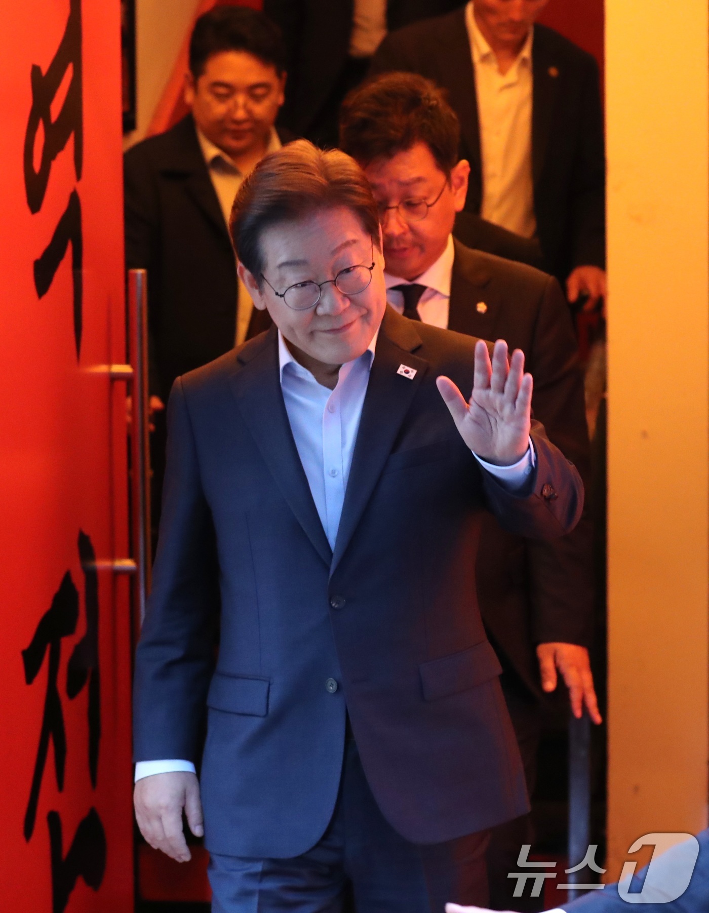 (서울=뉴스1) 이재명 기자 = 이재명 더불어민주당 대통령 후보가 1일 오후 서울 종로구 한 음식점에서 열린 '민생시리즈2' 비전형 노동자 간담회를 마친 후 차량으로 향하고 있다. …