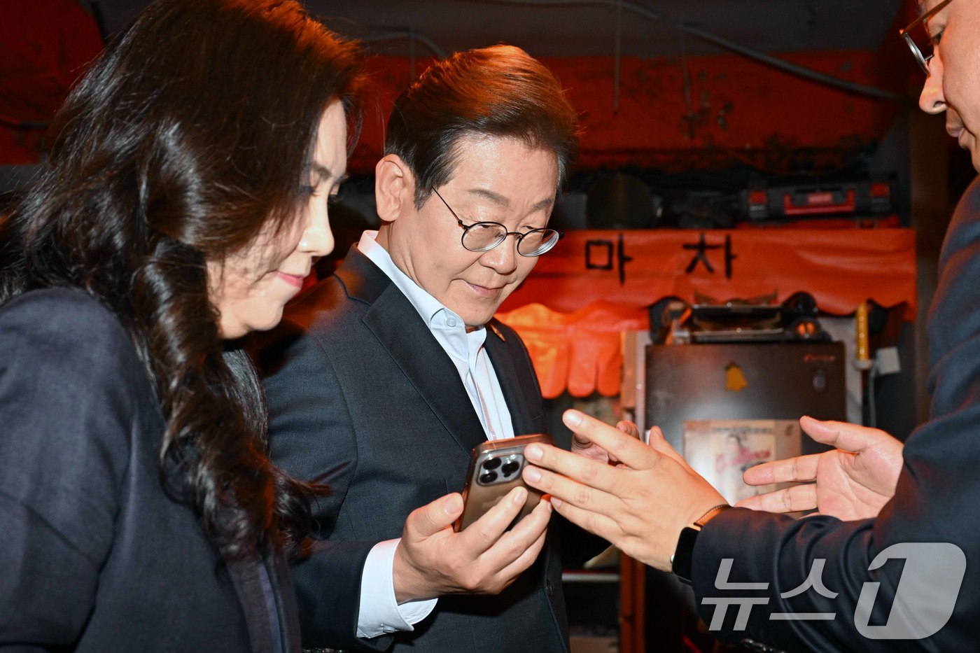 (서울=뉴스1) 이재명 기자 = 이재명 더불어민주당 대통령 후보가 1일 오후 서울 종로구 한 음식점에서 열린 '민생시리즈2' 비전형 노동자 간담회를 마친 후 스마트폰을 바라보고 있 …