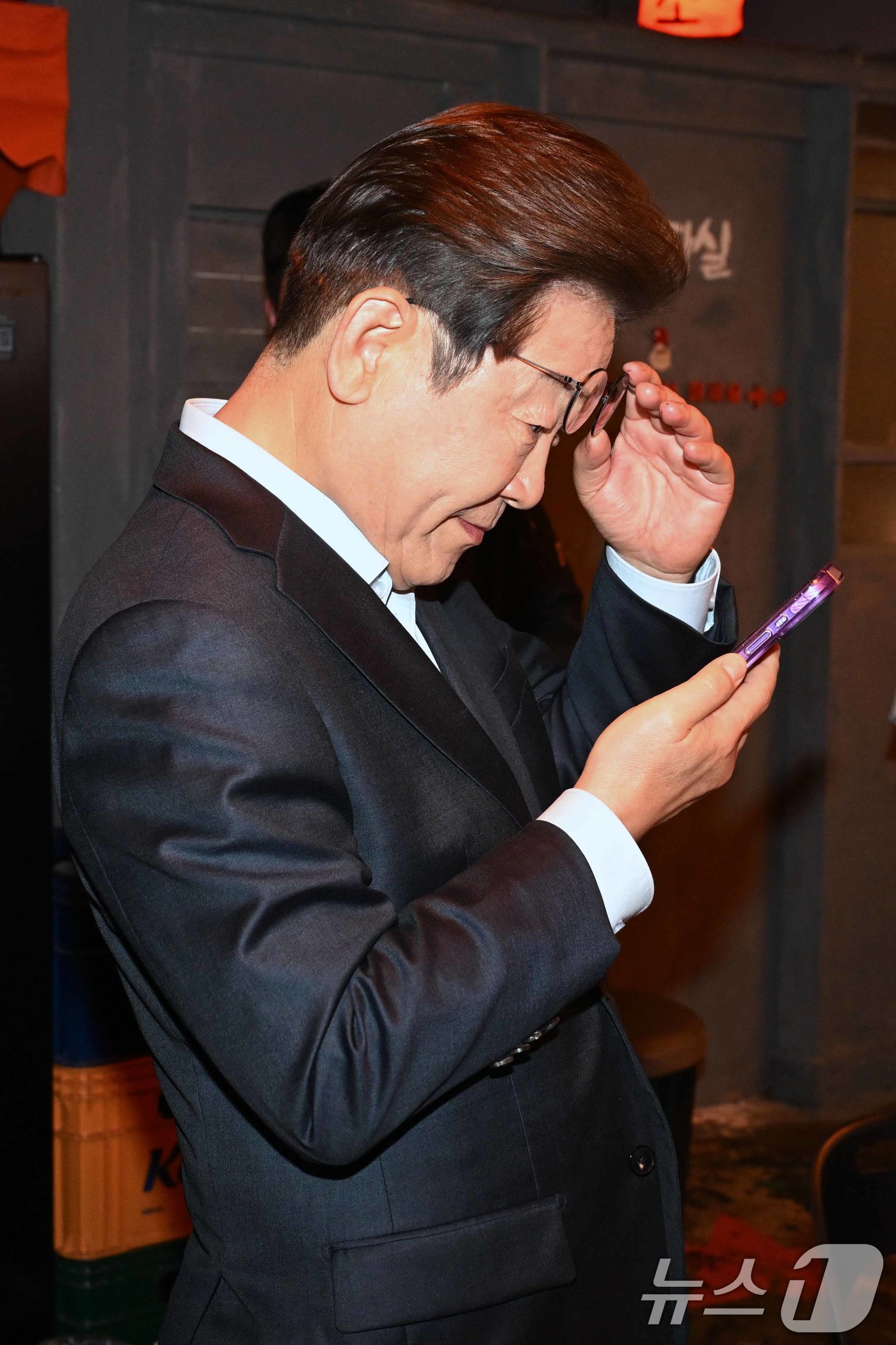 (서울=뉴스1) 이재명 기자 = 이재명 더불어민주당 대통령 후보가 1일 오후 서울 종로구 한 음식점에서 열린 '민생시리즈2' 비전형 노동자 간담회를 마친 후 스마트폰을 바라보고 있 …