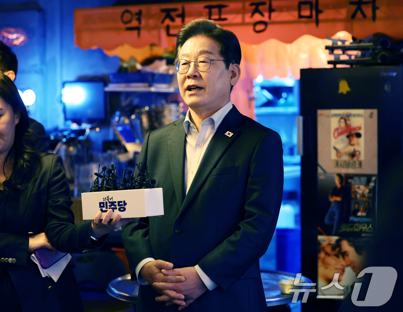 (서울=뉴스1) 이재명 기자 = 이재명 더불어민주당 대통령 후보가 1일 오후 서울 종로구 한 음식점에서 열린 '민생시리즈2' 비전형 노동자 간담회를 마친 후 공직선거법 위반과 관련 …