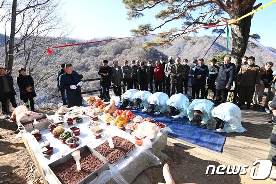 본문 이미지 -  '지라산 천년송 당산 산신제'를 모시고 있는 전북 남원시 산내면 와운마을 주민들.(남원시 제공. 재판매 및 DB금지)/뉴스1  