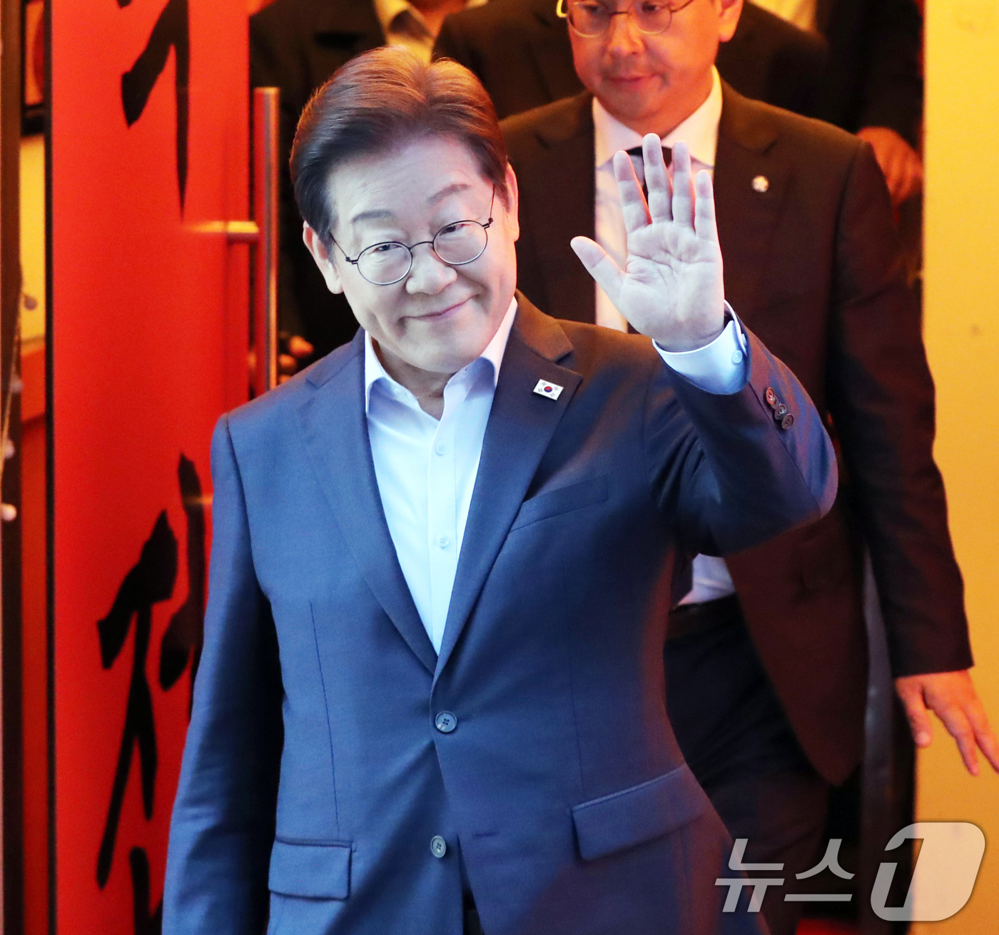 (서울=뉴스1) 이재명 기자 = 이재명 더불어민주당 대통령 후보가 1일 오후 서울 종로구 한 음식점에서 열린 '민생시리즈2' 비전형 노동자 간담회를 마친 후 차량으로 향하고 있다. …