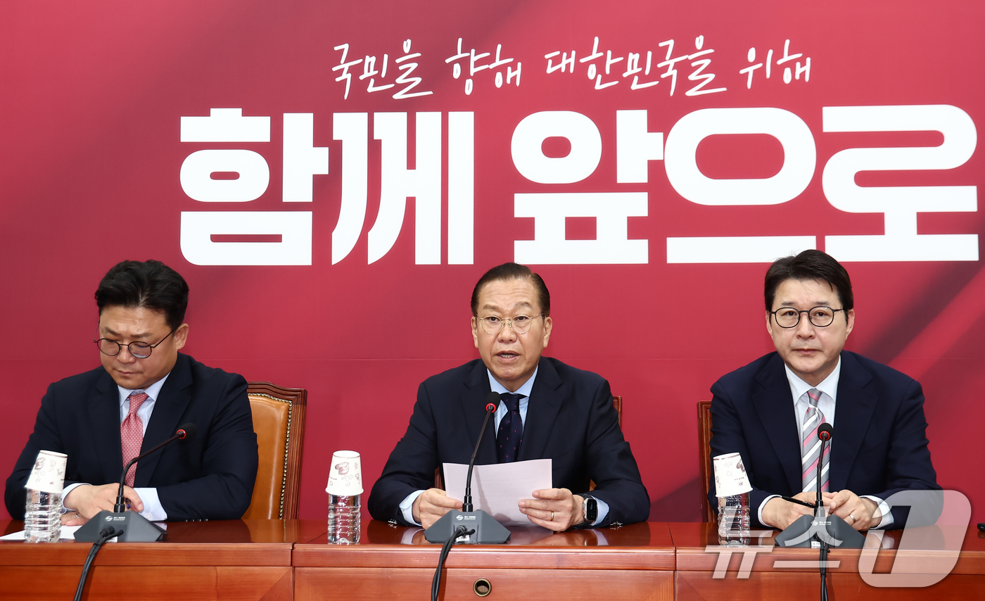 (서울=뉴스1) 김민지 기자 = 권영세 국민의힘 비상대책위원장이 1일 서울 여의도 국회에서 이재명 더불어민주당 대통령 후보 선거법 위반 대법원 파기환송 판결 관련 기자회견을 하고 …