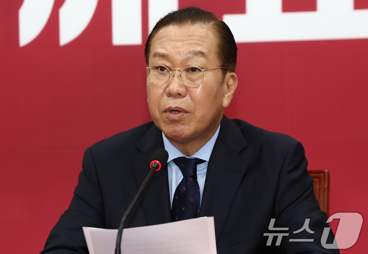 (서울=뉴스1) 김민지 기자 = 권영세 국민의힘 비상대책위원장이 1일 서울 여의도 국회에서 이재명 더불어민주당 대통령 후보 선거법 위반 대법원 파기환송 판결 관련 기자회견을 하고 …