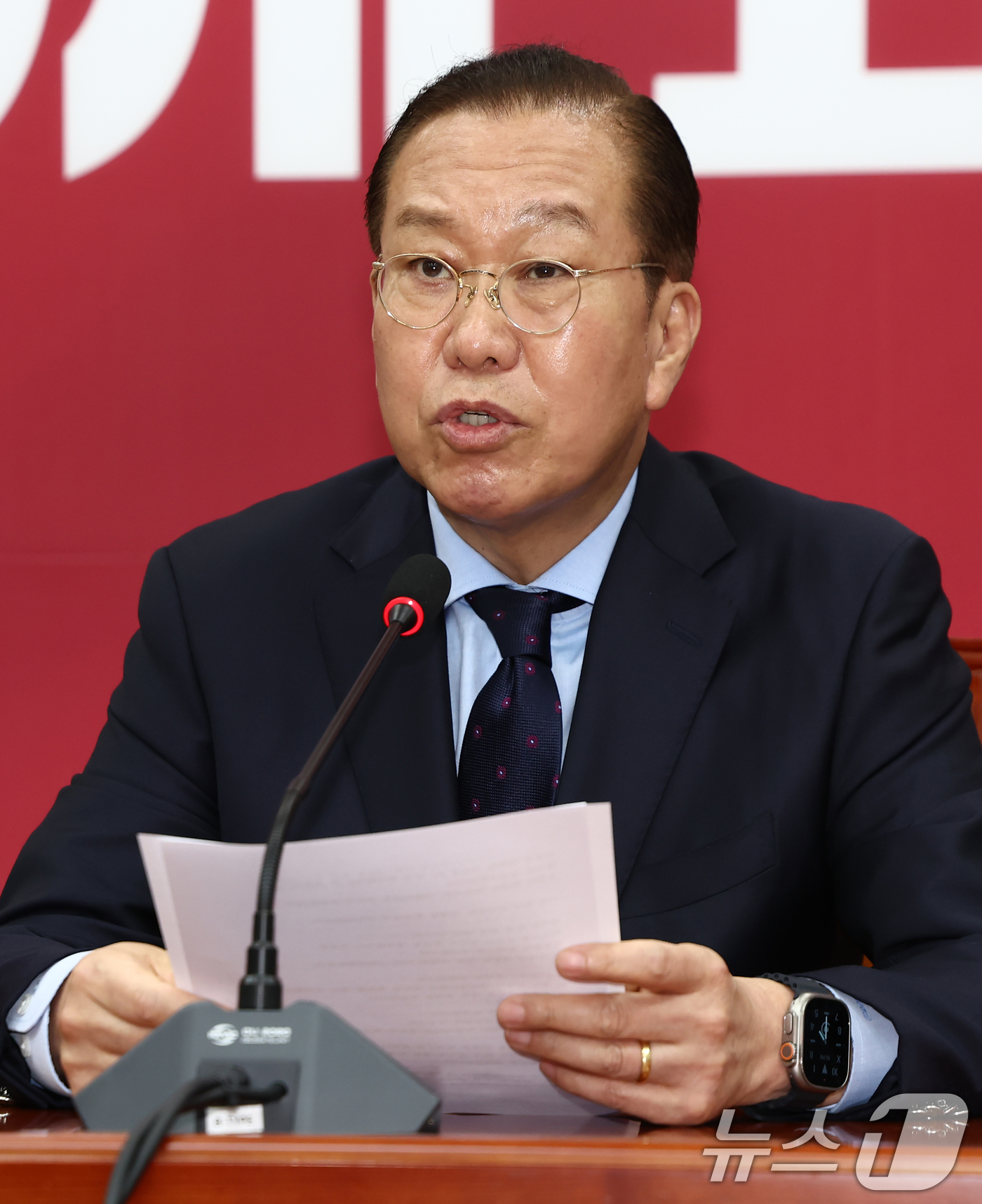 (서울=뉴스1) 김민지 기자 = 권영세 국민의힘 비상대책위원장이 1일 서울 여의도 국회에서 이재명 더불어민주당 대통령 후보 선거법 위반 대법원 파기환송 판결 관련 기자회견을 하고 …