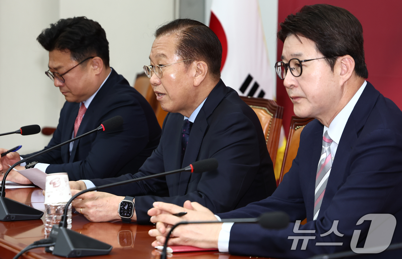 (서울=뉴스1) 김민지 기자 = 권영세 국민의힘 비상대책위원장이 1일 서울 여의도 국회에서 이재명 더불어민주당 대통령 후보 선거법 위반 대법원 파기환송 판결 관련 기자회견을 하고 …