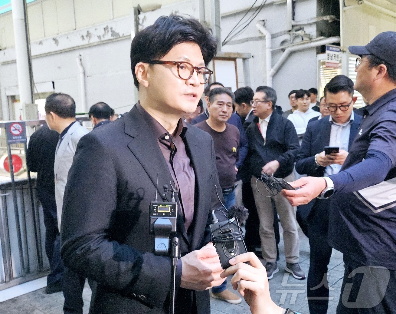 (대구=뉴스1) 남승렬 기자 = 국민의힘 대선 후보 선출을 이틀 앞둔 1일 한동훈 국민의힘 대선 경선 후보가 대구 중구 대신동 서문시장을 찾아 취재진 질문에 답하고 있다. 2025 …