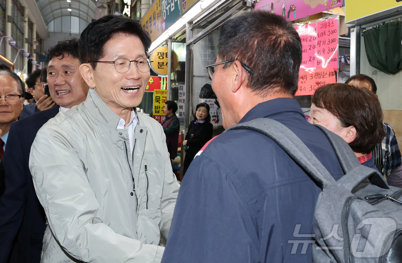 (대전=뉴스1) 김기태 기자 = 김문수 국민의힘 대선 경선 후보가 1일 대전 중앙시장을 찾아 시민들과 인사하고 있다. 2025.5.1/뉴스1