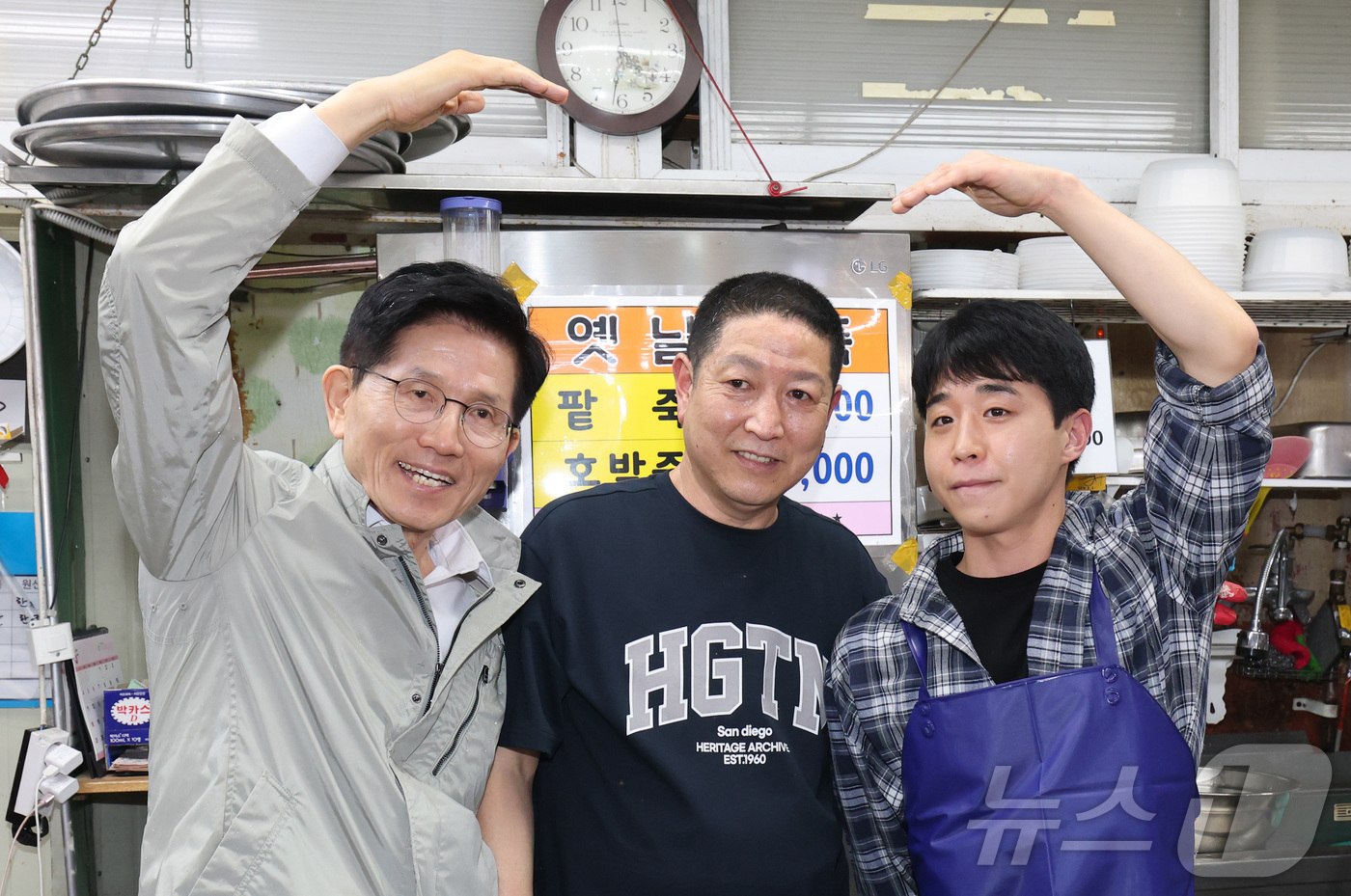 (대전=뉴스1) 김기태 기자 = 김문수 국민의힘 대선 경선 후보가 1일 대전 중앙시장을 찾아 상인과 포즈를 취하고 있다. 2025.5.1/뉴스1