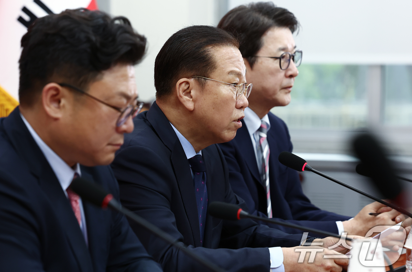 (서울=뉴스1) 김민지 기자 = 권영세 국민의힘 비상대책위원장이 1일 서울 여의도 국회에서 이재명 더불어민주당 대통령 후보 선거법 위반 대법원 파기환송 판결 관련 기자회견을 하고 …